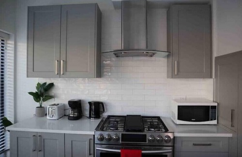 Surrey Casa | Modern Downtown Escape
