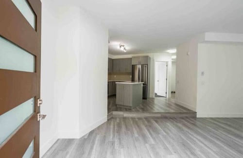 Surrey Casa | Modern Downtown Escape