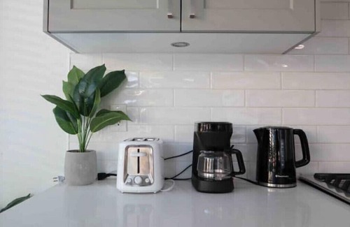 Surrey Casa | Modern Downtown Escape