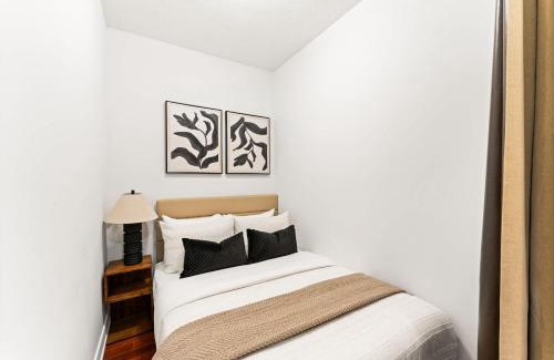Upper Jarvis Apartamento | Modern Downtown Escape w Den & City Comforts