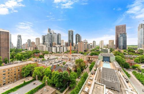 Upper Jarvis Apartamento | Modern Downtown Escape w Den & City Comforts