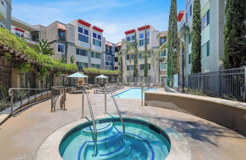 Vernon Apartamento | Moderno Apartamento Centro de LA con Vista a la Ciudad y Estacionamiento Privado