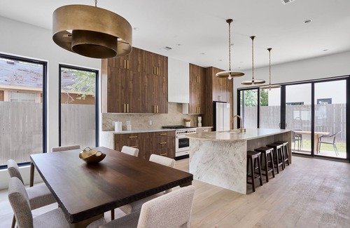 Holly Casa | Modern East Austin Retreat, Sleeps 8, Stylish Stay Near Downtown & Attractions