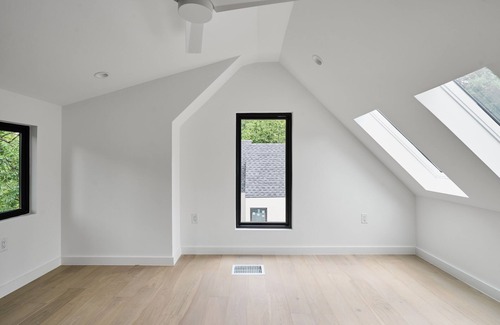 Holly Casa | Modern East Austin Retreat, Sleeps 8, Stylish Stay Near Downtown & Attractions