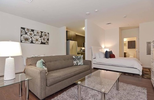 Central-Maverick Square - Paris Street Apartamento | Modern East Boston | Private Studio | Work Desk | GLS