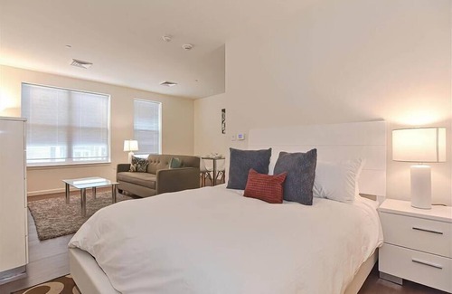 Central-Maverick Square - Paris Street Apartamento | Modern East Boston | Private Studio | Work Desk | GLS