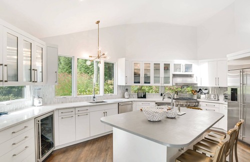 East Hampton Casa | Modern East Hampton Retreat with Heated Pool, Hot Tub & Luxurious...