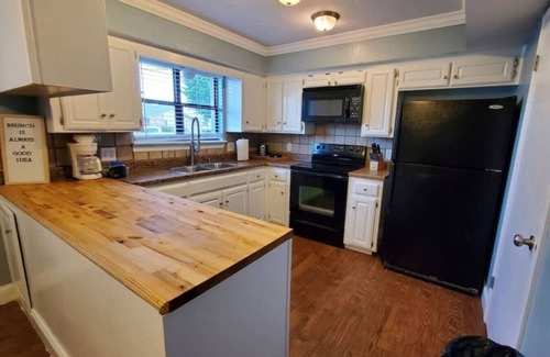 Edmond Casa | Modern Edmond Stay Pet-Friendly Safe