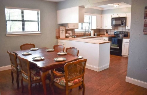 Edmond Casa | Modern Edmond Stay Pet-Friendly Safe