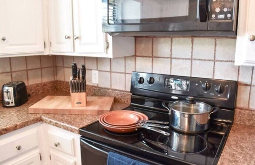 Edmond Casa | Modern Edmond Stay Pet-Friendly Safe