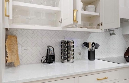 Petal Casa | Modern Elegance Haven Near Central Attractions by Deity Villas