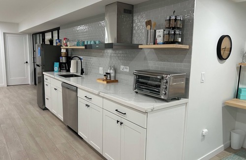 Oro-Medonte Casa | Modern Escape: boutique style 3 Bedroom Gallery Suite near SKI HILLS/VETTA SPA.