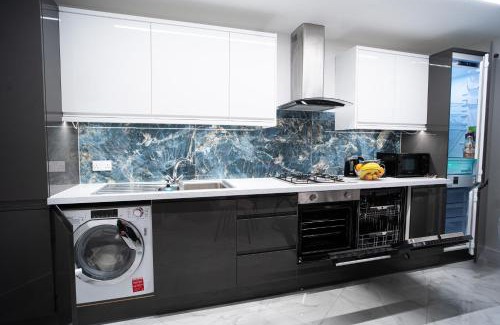 Alibon Casa | Modern Family 3 bedroom house,Free Parking,Garden