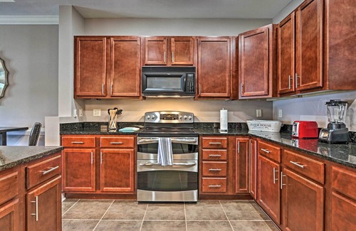 Bean Station Condominio | Modern Family Condo with Pano Lake Views & Pool!