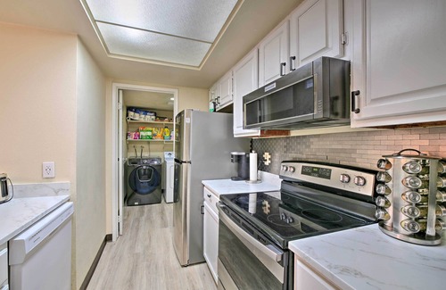 Renton Condominio | Modern Family Condo ~ 12 Mi to Downtown Seattle!
