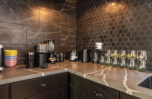 Coarsegold Cabina | Modern family friendly cabin near Yosemite. BBQ. Deck. WiFi. AC. Pet friendly.