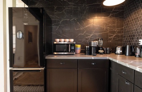 Coarsegold Cabina | Modern family friendly cabin near Yosemite. BBQ. Deck. WiFi. AC. Pet friendly.