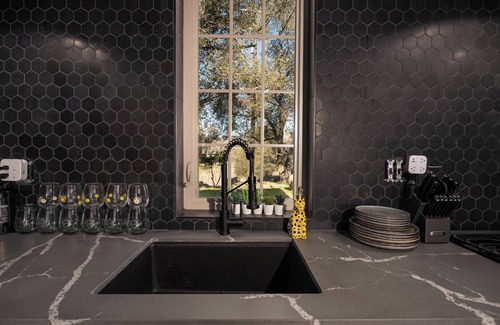 Coarsegold Cabina | Modern family friendly cabin near Yosemite. BBQ. Deck. WiFi. AC. Pet friendly.