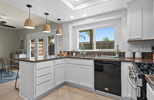 Moreno Valley Casa | Modern Family Home! Pool, Bar, Games, BBQ, Office! Off the highway! 7 min to UCR