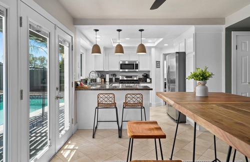 Moreno Valley Casa | Modern Family Home! Pool, Bar, Games, BBQ, Office! Off the highway! 7 min to UCR