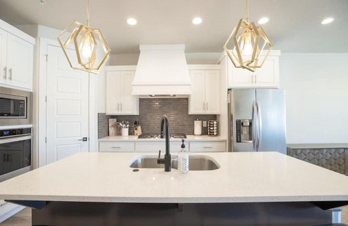Washington Casa | Modern Family Villa Private Hot Tub and Balconies