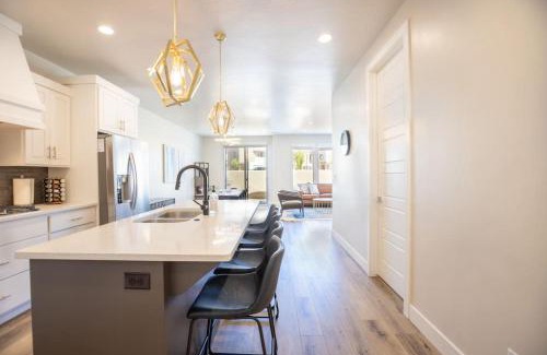 Washington Casa | Modern Family Villa Private Hot Tub and Balconies