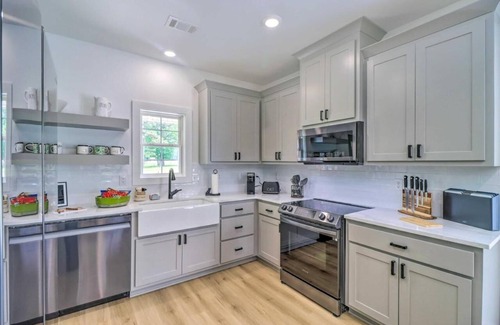 Higden Casa | Modern Farmhouse with large yard, 3 miles to lake