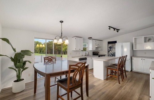 Shelbyville Casa | Modern, Farmhouse Experience-From our Farm to your Table -family& pet friendly