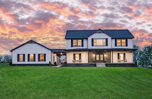 Perry Park Casa | Modern Farmhouse Near Distilleries! Hot tub, GameRoom, Firepit, Luxury, 5-Acres!