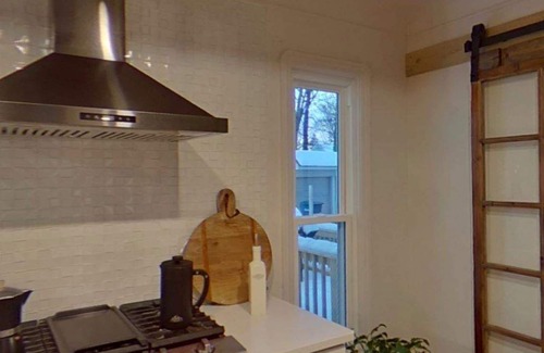 Fairview Park Casa | Modern Farmhouse 3br + full basement