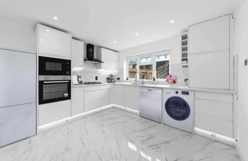 Five Oak Green Casa | Modern Fashionably Refurbished 4 bedroom Home with Wi-Fi