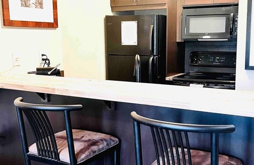 East Kootenay Condominio | Modern Fernie Studio with Private Deck and BBQ