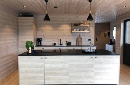 Risor Cabina | Modern Fjord Cabin w/ Panoramic Views, Deck & Dock - Risør Getaway