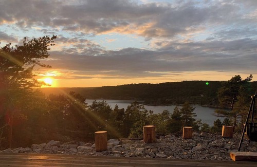 Risor Cabina | Modern Fjord Cabin w/ Panoramic Views, Deck & Dock - Risør Getaway