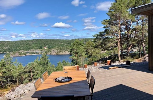 Risor Cabina | Modern Fjord Cabin w/ Panoramic Views, Deck & Dock - Risør Getaway