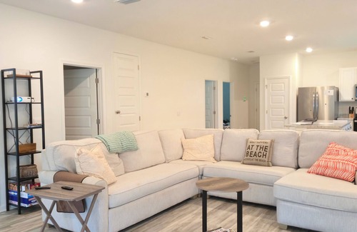 Freeport Casa | Modern Freeport Retreat–15 Minutes to 30A Beaches