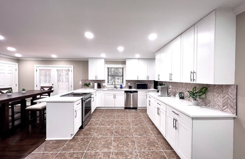 Tucker Casa | Modern Fresh Remodel 4BR 3Bath 2 En-Suites Super Convenient Sleeps 12 Pets OK!