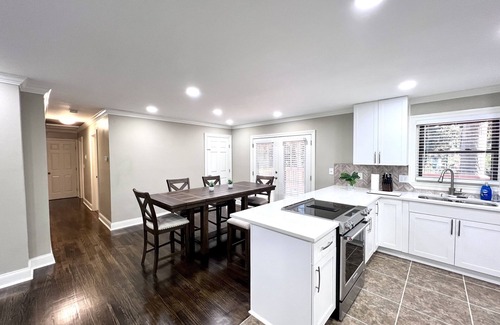 Tucker Casa | Modern Fresh Remodel 4BR 3Bath 2 En-Suites Super Convenient Sleeps 12 Pets OK!