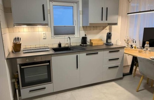 Euskirchen Apartamento | Modern furnished holiday apartment with two bedrooms and a workspace