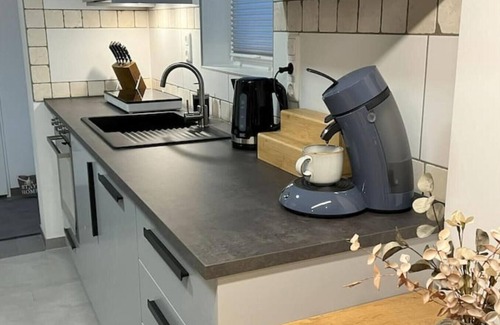 Euskirchen Apartamento | Modern furnished holiday apartment with two bedrooms and a workspace