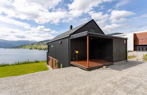 Hafslo Apartamento | Modern Gem by Beautiful Lake Hafslovatnet