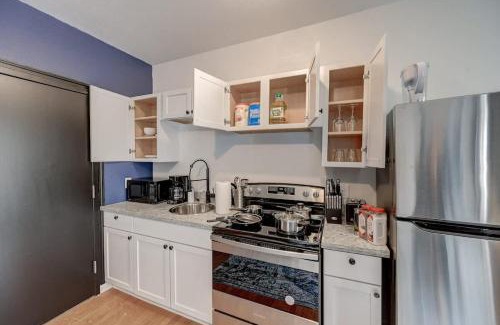 Lower East Side Apartamento | Modern Getaway in McKinley & Brady District