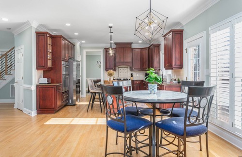 Summerfield Casa | Modern Getaway near PTI Airport - Theater & Games