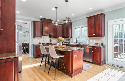 Summerfield Casa | Modern Getaway near PTI Airport - Theater & Games