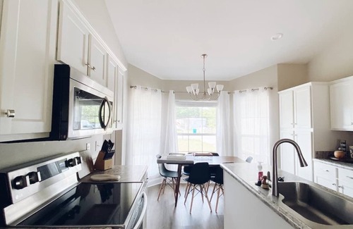 Gulf Breeze Casa | Modern Getaway with Hot Tub, 9 Miles to Navarre Beach, Shuffleboard, and Games