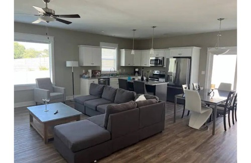 Ames Casa | Modern Gorgeous 6 BR 3 Bath Ranch Home West Side OR 2nd Home Option Near Stadium