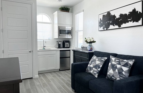 Henderson Casa | Modern Guest Suite with Separate Entrance