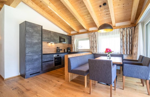 Pettneu am Arlberg Apartamento | Modern home & balcony near St. Anton am Arlberg