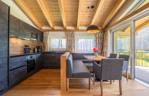 Pettneu am Arlberg Apartamento | Modern home & balcony near St. Anton am Arlberg
