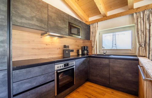 Pettneu am Arlberg Apartamento | Modern home & balcony near St. Anton am Arlberg